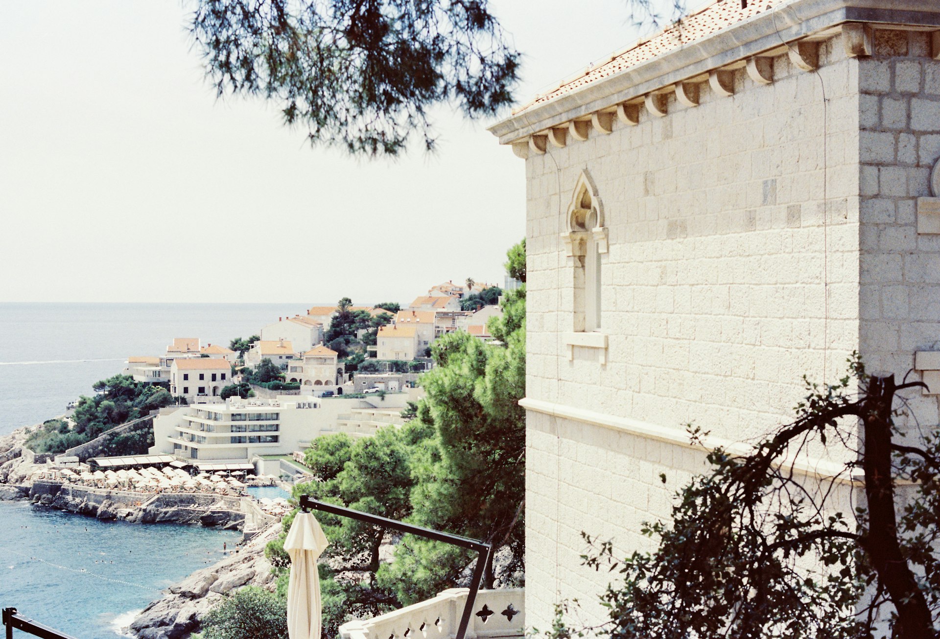 A balcony with a view of the ocean